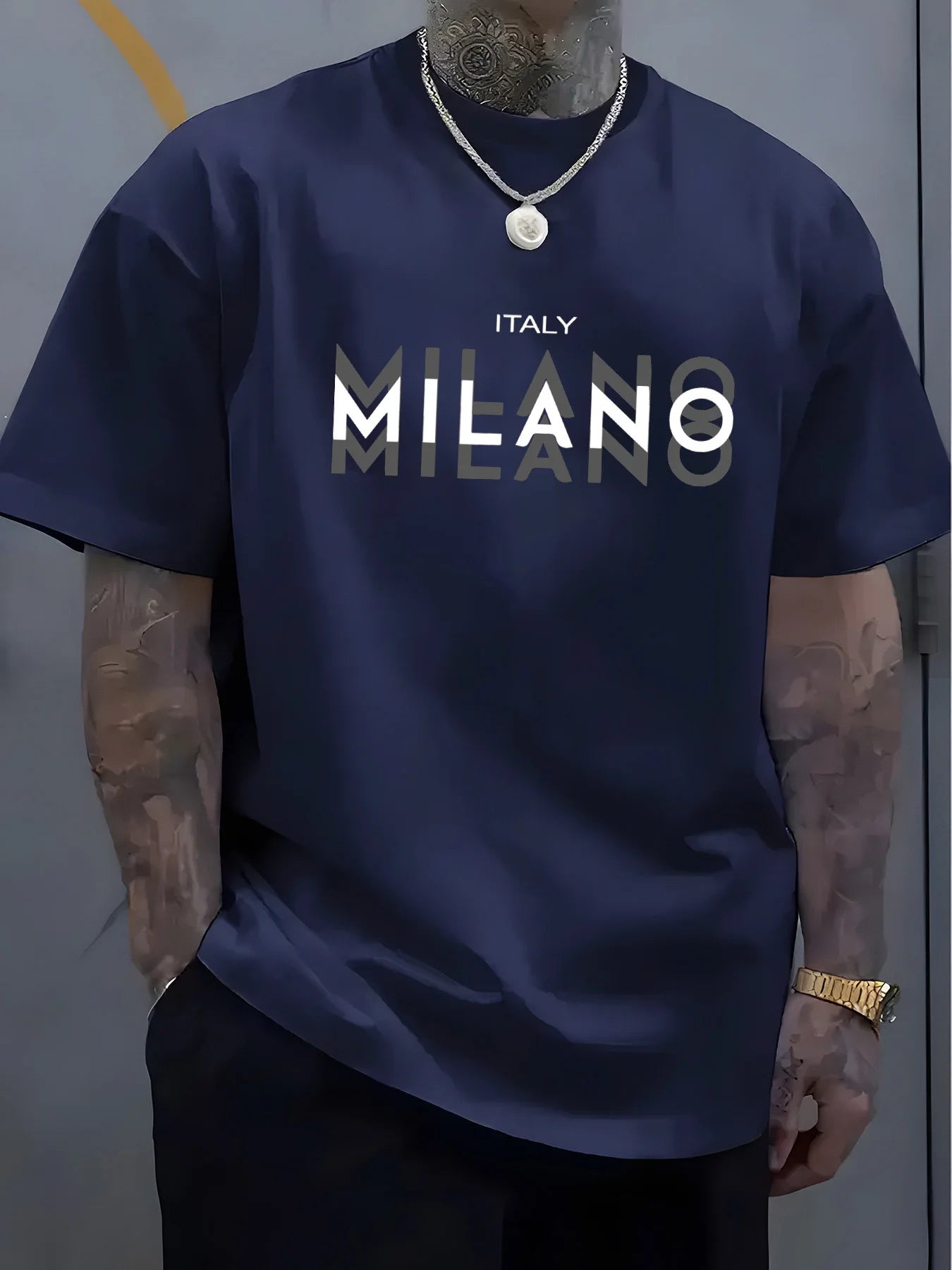 تيشيرت رجالي صيفي فضفاض بمقاسات كبيرة، مصنوع من القطن الخالص 100%، مطبوع عليه عبارة "إيطاليا ميلانو"، مريح، بياقة دائرية وأكمام قصيرة.