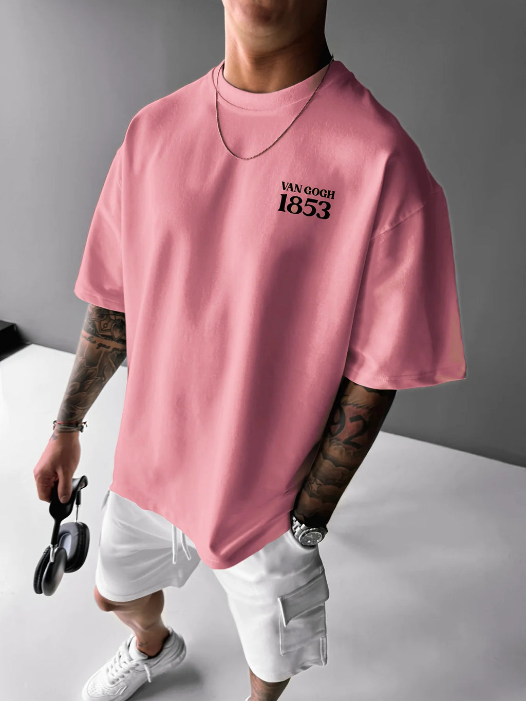 تيشيرت رجالي صيفي عصري فضفاض مصنوع من القطن الخالص 100%، بتصميم مستوحى من لوحة فان جوخ الشهيرة، بياقة دائرية وأكمام قصيرة.