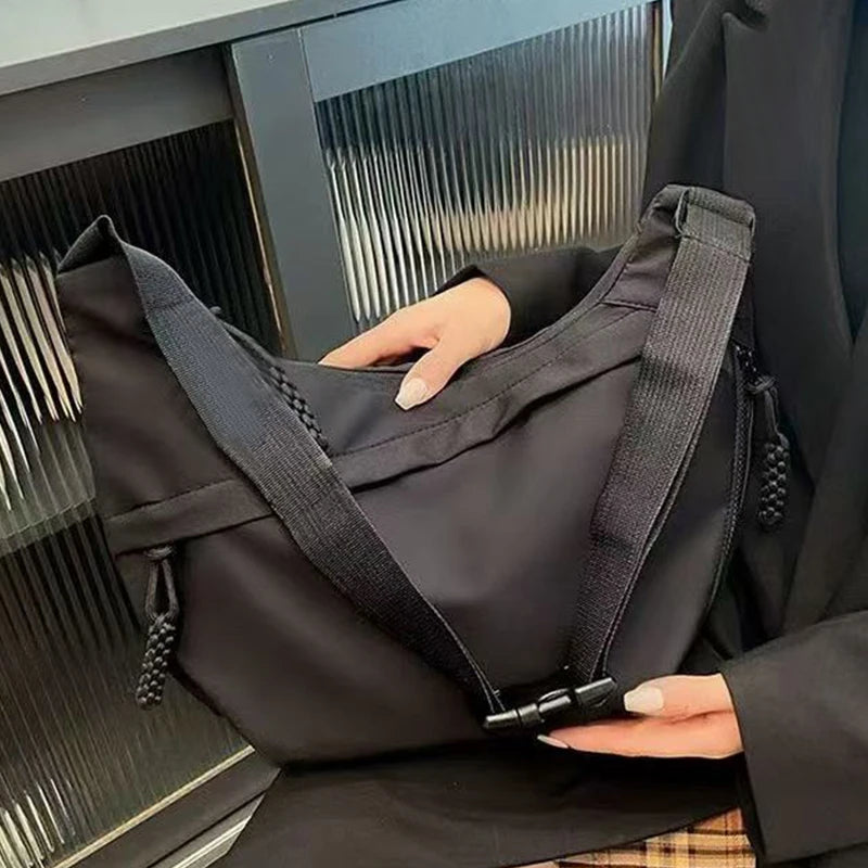 حقيبة كتف بتصميم محايد للرجال والنساء، مناسبة للنزهات غير الرسمية واستخدام العمل، مصنوعة من مادة النايلون.