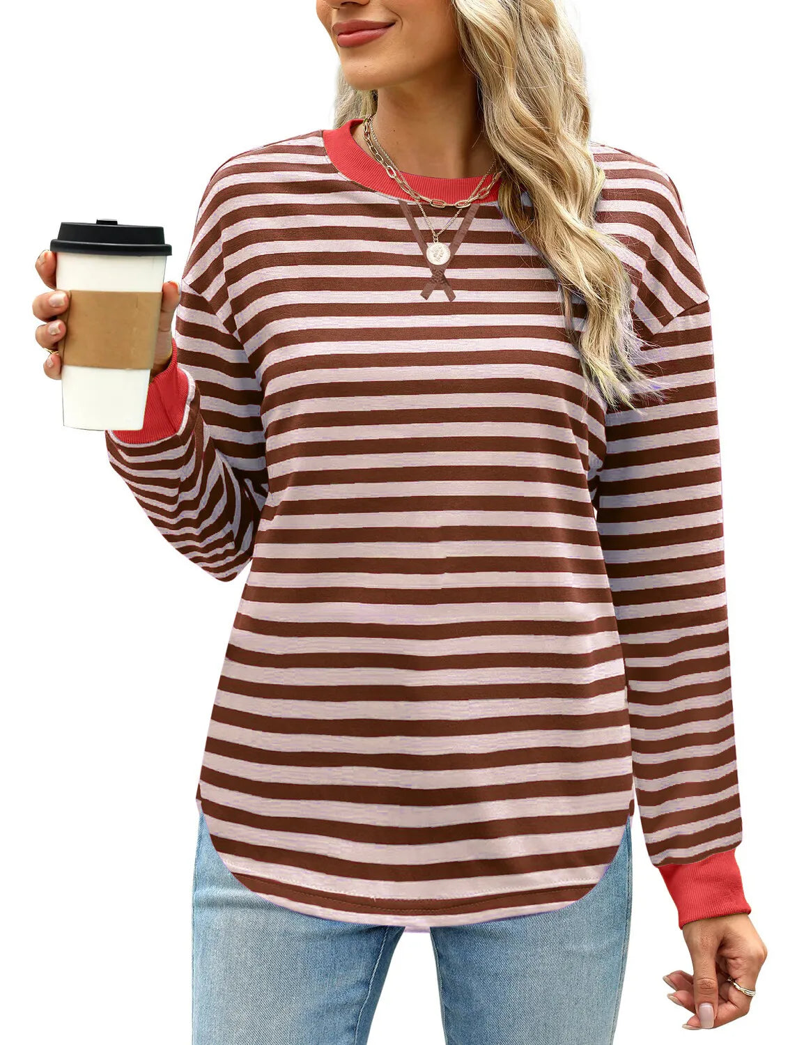 تيشيرت نسائي مخطط بأكمام طويلة وياقة دائرية، بتصميم عصري بألوان متداخلة، مناسب لفصل الخريف 2025، بلوزة كاجوال أنيقة.