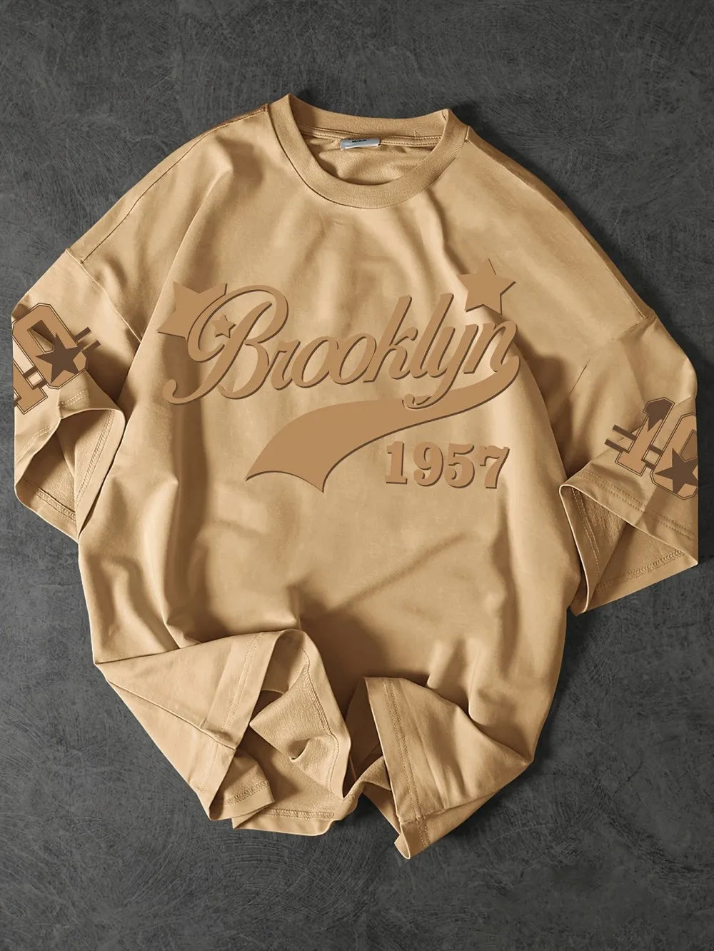 تي شيرت رجالي عصري مطبوع عليه حروف صيف 1957 برقبة دائرية قابلة للتنفس مناسب للأنشطة الخارجية في المناطق الحضرية غير الرسمية