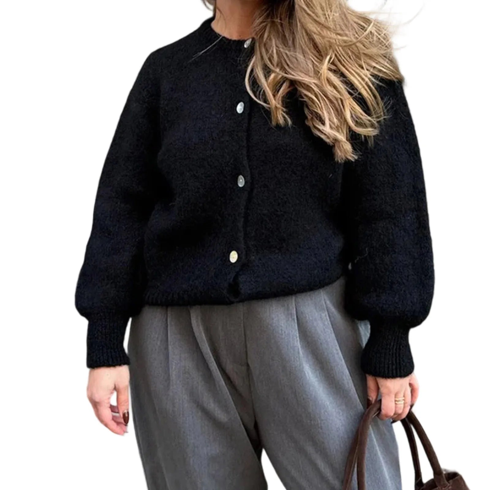 كارديجان نسائي خريفي بتصميم كلاسيكي من حقبة الألفية الجديدة، بياقة دائرية محبوكة، وكنزة أساسية بأزرار أمامية، وأكمام طويلة، ولون موحد، وقمصان قصيرة.