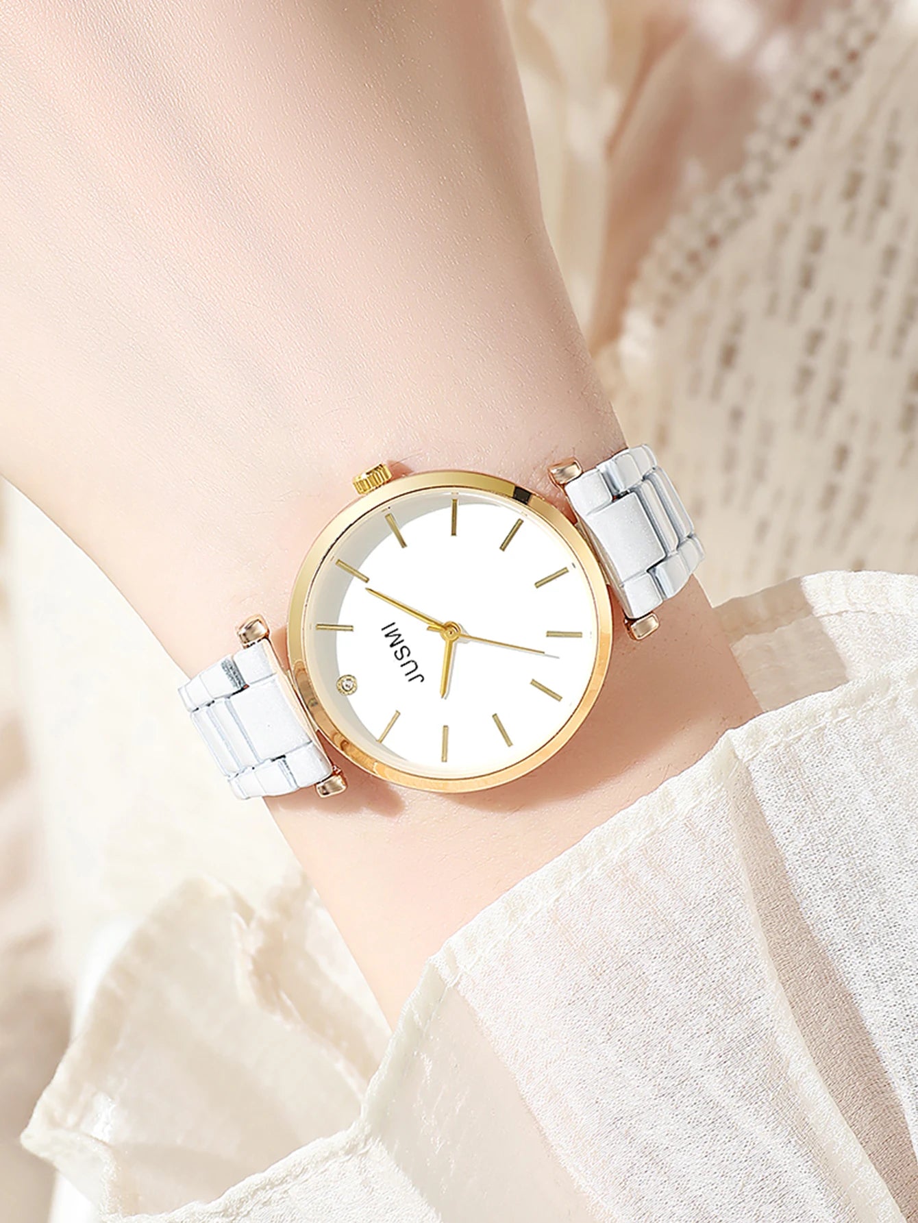 ساعة يد نسائية أنيقة مصنوعة من السيليكون بتصميم مستوحى من الخيزران، مزودة بميناء على شكل قضيب، وهي مناسبة كهدية عيد ميلاد، أو هدية ذكرى زواج، أو للاستخدام اليومي.