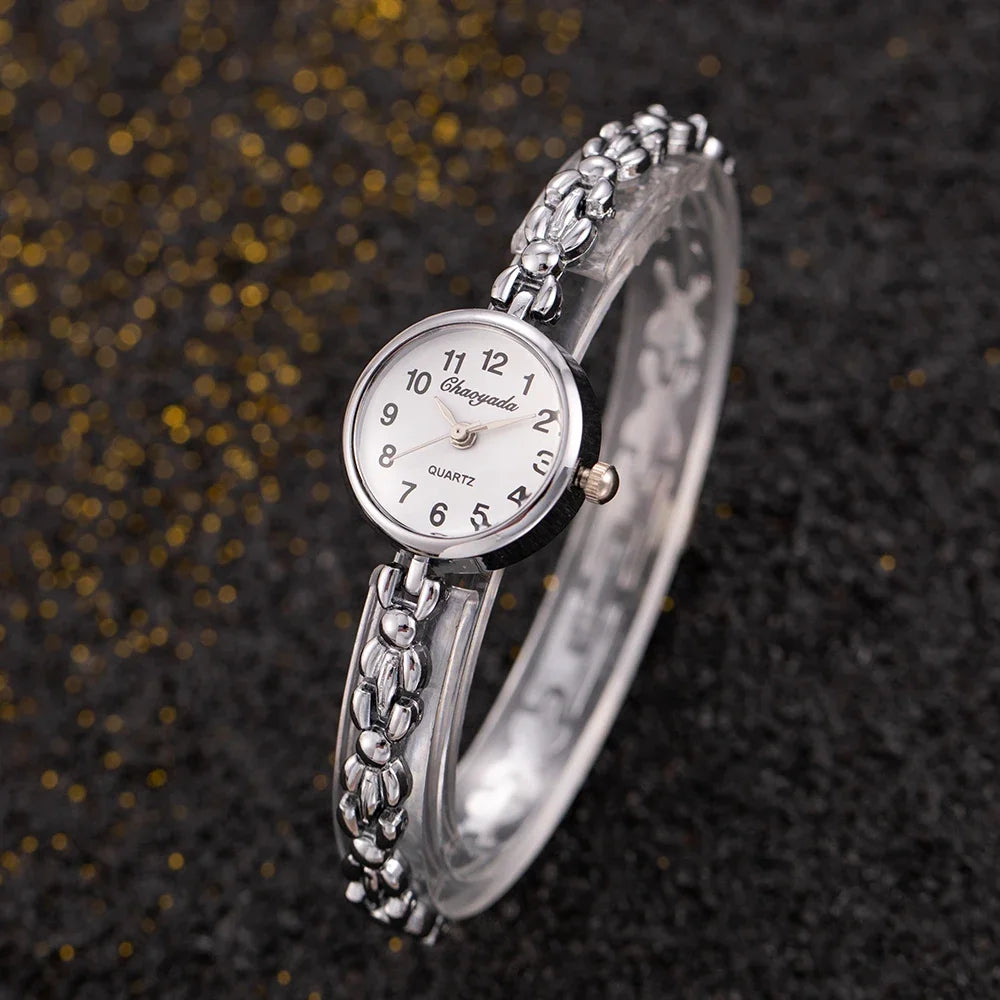 ساعة يد نسائية كلاسيكية ذهبية اللون، أنيقة، ذات مينا صغير، تعمل بحركة كوارتز، ساعة يد نسائية عصرية وبسيطة.