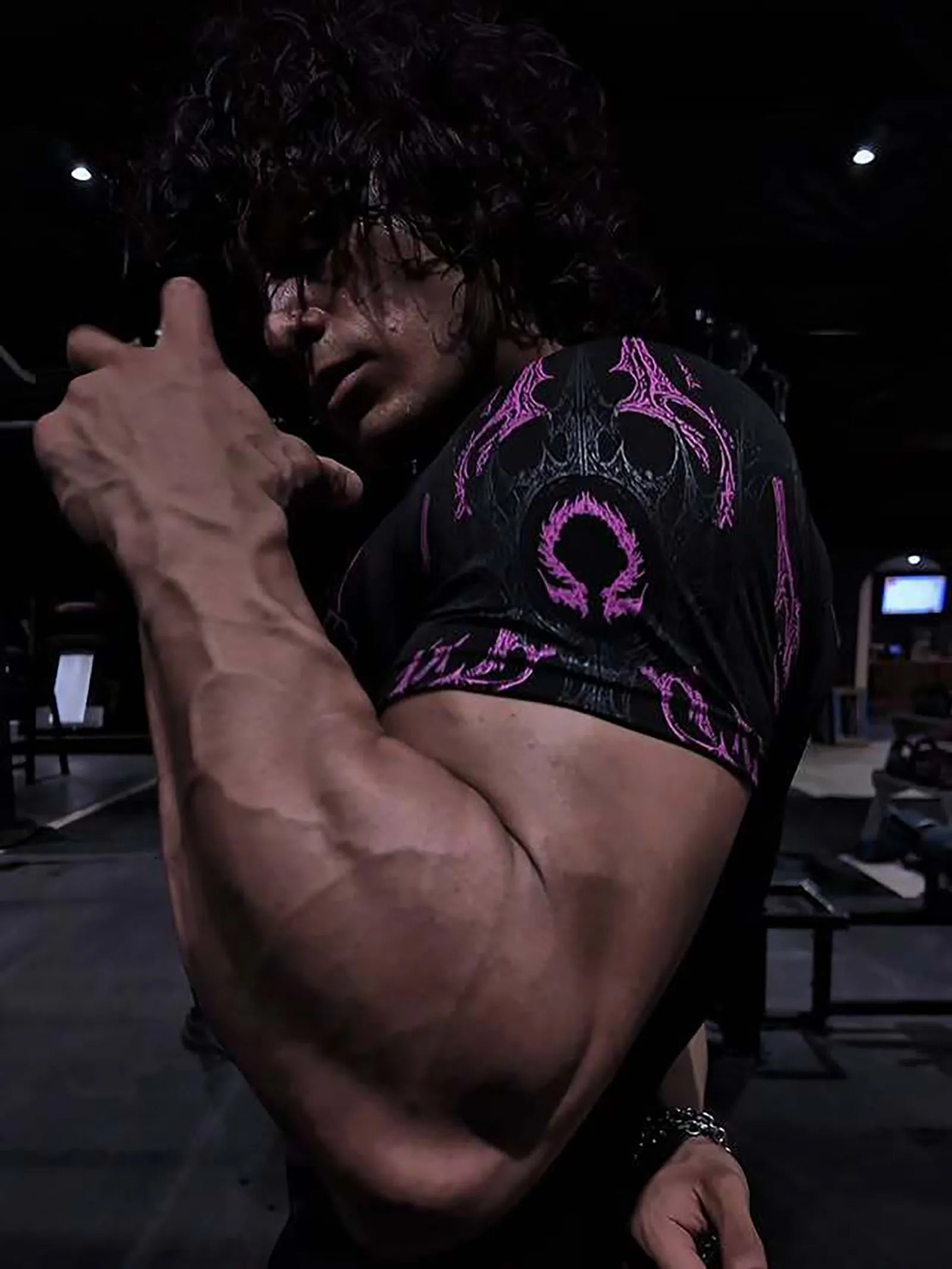 تي شيرت رياضي رجالي بطبعة قوطية داكنة، تي شيرت عضلي عالي المرونة وسريع الجفاف للتدريب على كمال الأجسام صيف 2025