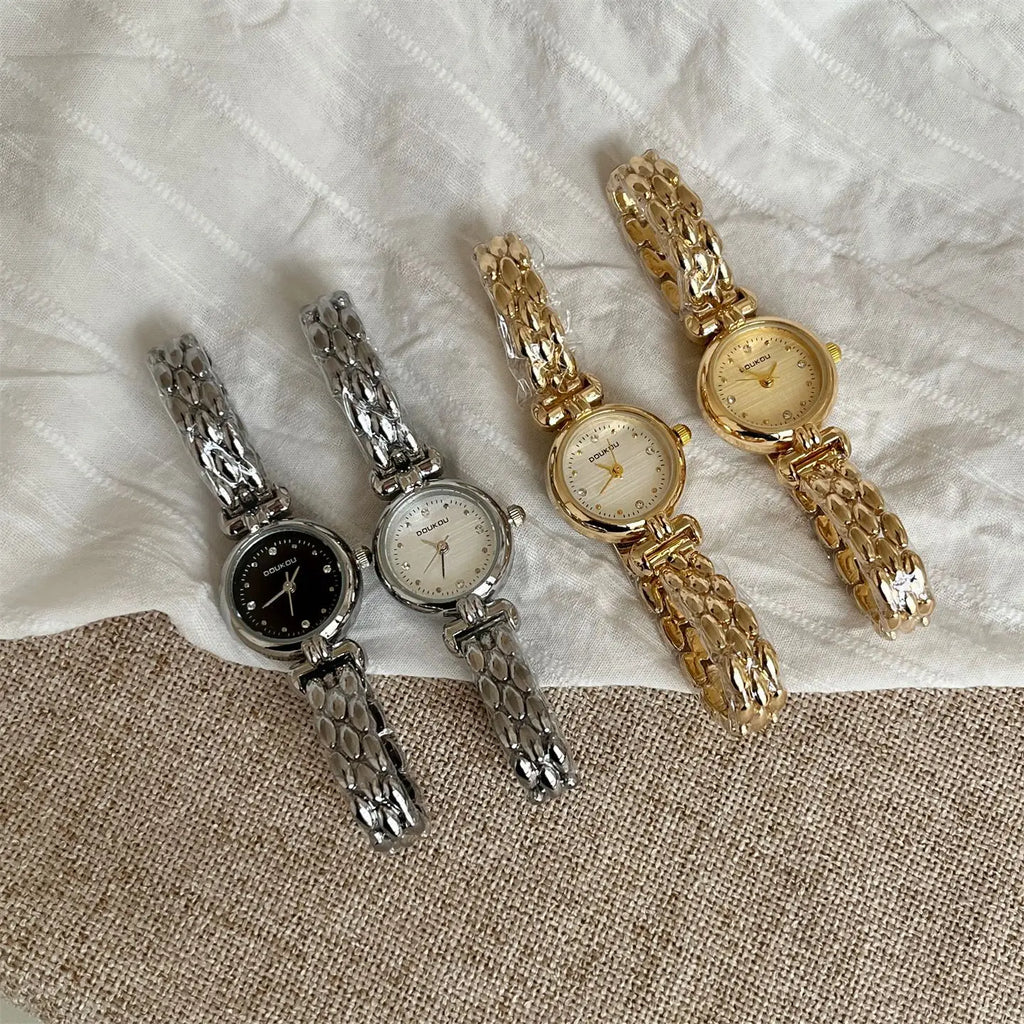 ساعات رائجة، ساعات بسيطة بتصميم كلاسيكي، ساعات ذهبية وفضية، ساعات بسلسلة صغيرة، ساعات نسائية أنيقة، ساعات فاخرة، هدايا