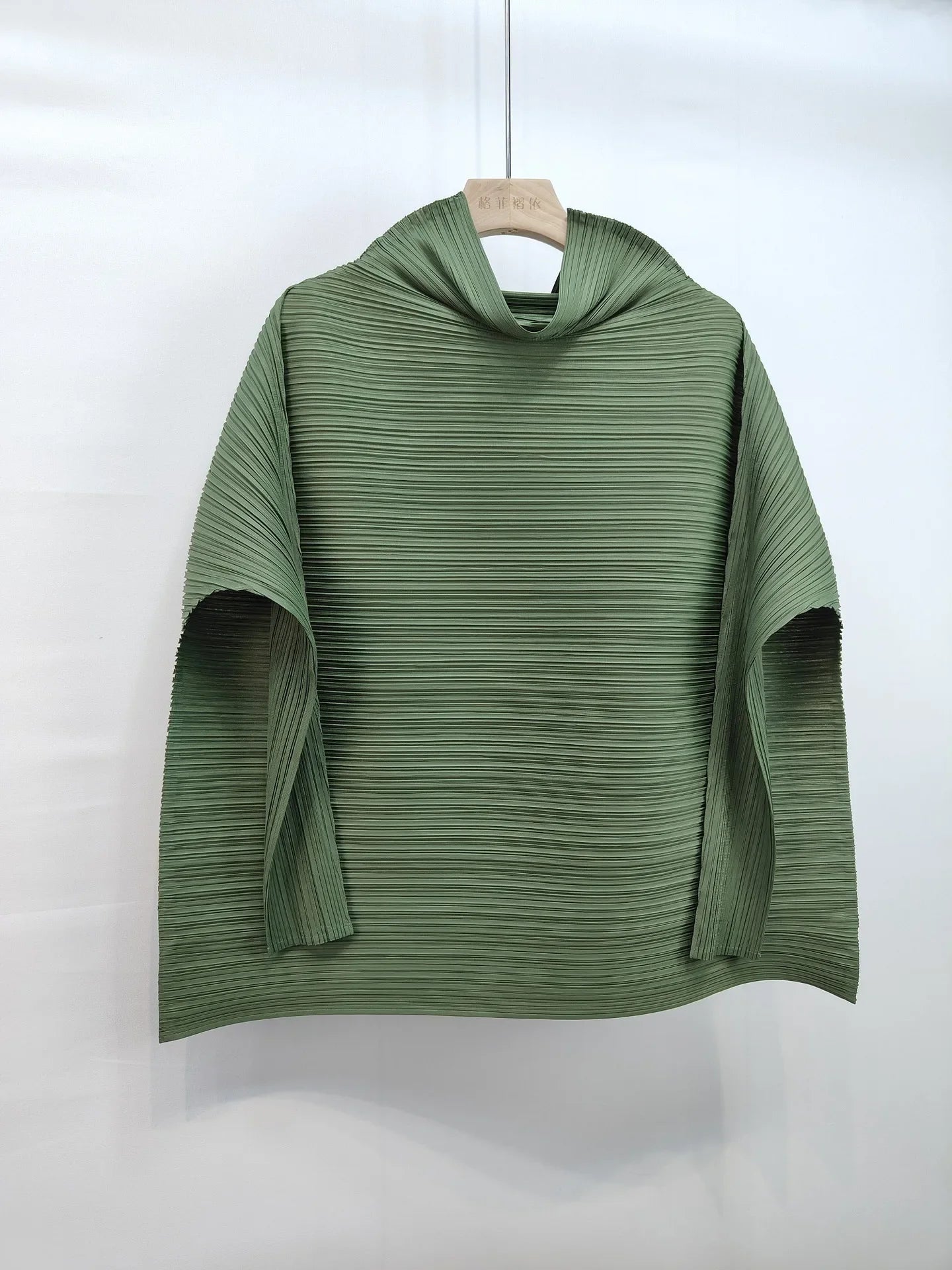 تيشيرت نسائي كاجوال بأكمام طويلة وقصة واسعة من الأسفل مع ياقة وشاح، بلوزة فضفاضة أنيقة من مياكي، صيف 2025، لون عنابي مطوي