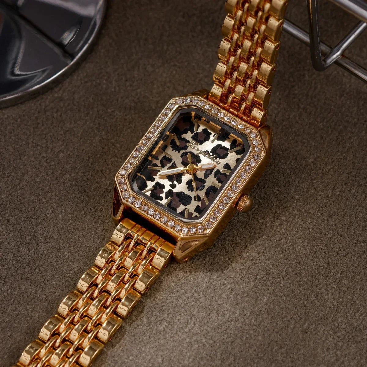 ساعة نسائية أنيقة، مينا بنقشة جلد النمر، إطار مرصع بأحجار الراين، سوار من سبائك الزنك، ساعة زينة للحفلات والسهرات