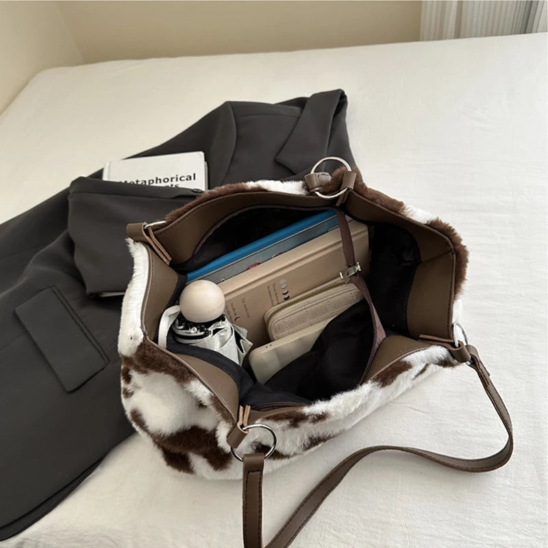 حقائب تسوق كبيرة السعة للنساء حقيبة سفر شتوية حقيبة كتف قطيفة مطبوعة بقر حقيبة يد نسائية مصممة