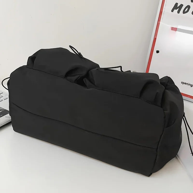 حقيبة كروس أنيقة مع رباط سحب - إغلاق بسحاب واسع وآمن - تتضمن سحر حقيبة أنيق