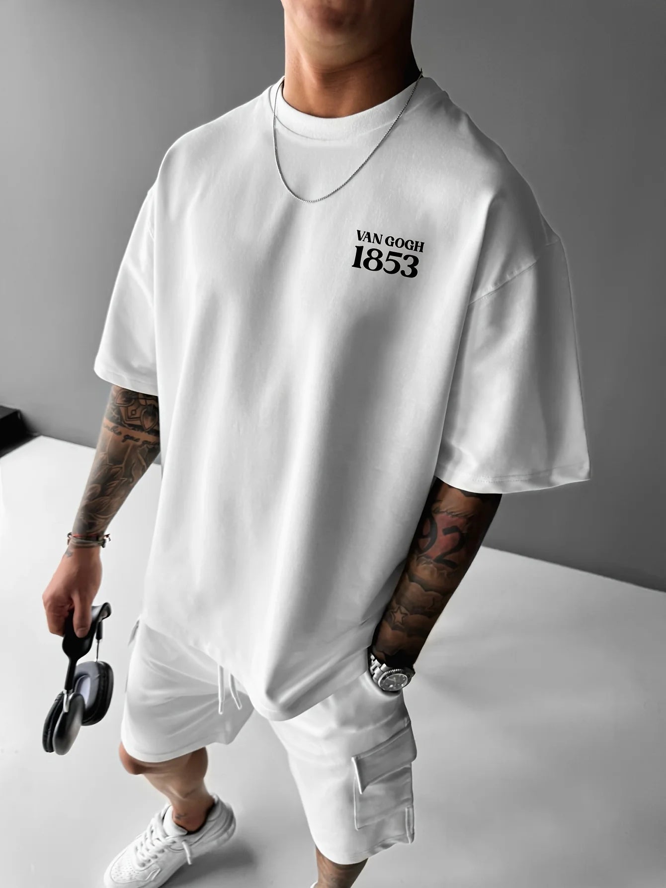 تيشيرت رجالي صيفي عصري فضفاض مصنوع من القطن الخالص 100%، بتصميم مستوحى من لوحة فان جوخ الشهيرة، بياقة دائرية وأكمام قصيرة.