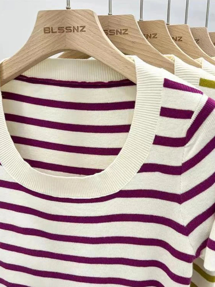 تيشيرت نسائي مخطط بأكمام قصيرة، بقصة ضيقة، بياقة دائرية، محبوك، مناسب للارتداء اليومي، رياضي، مستوحى من موضة الألفية الجديدة.