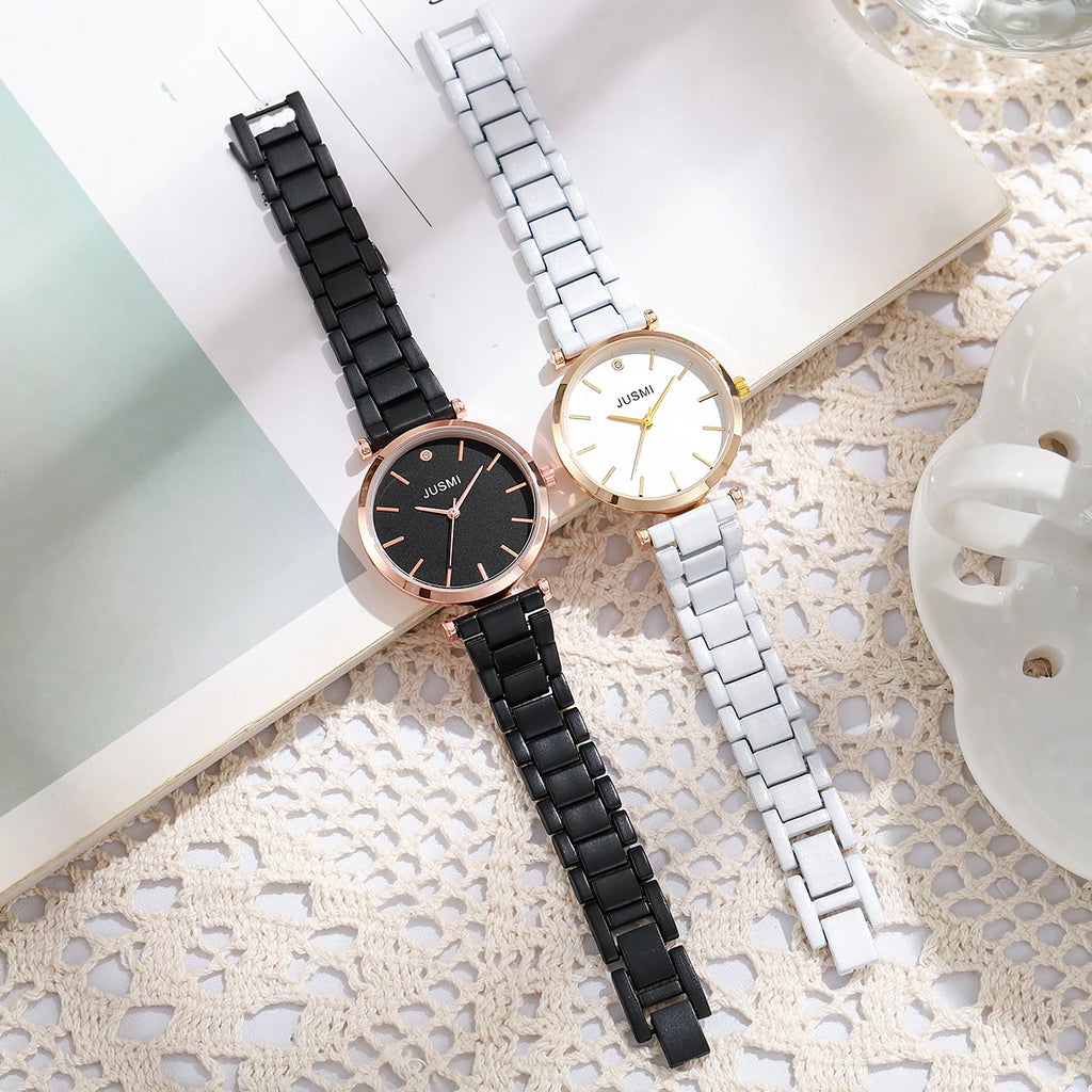 ساعة يد نسائية أنيقة مصنوعة من السيليكون بتصميم مستوحى من الخيزران، مزودة بميناء على شكل قضيب، وهي مناسبة كهدية عيد ميلاد، أو هدية ذكرى زواج، أو للاستخدام اليومي.