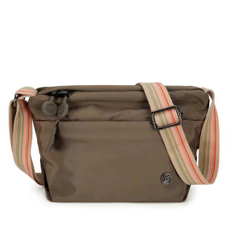 حقيبة كروسبودي نسائية من النايلون فائق الخفة، بحزام عريض قابل للتعديل، وخفيفة الوزن، مزودة بسحاب إغلاق، حقيبة أنيقة للمراسلة