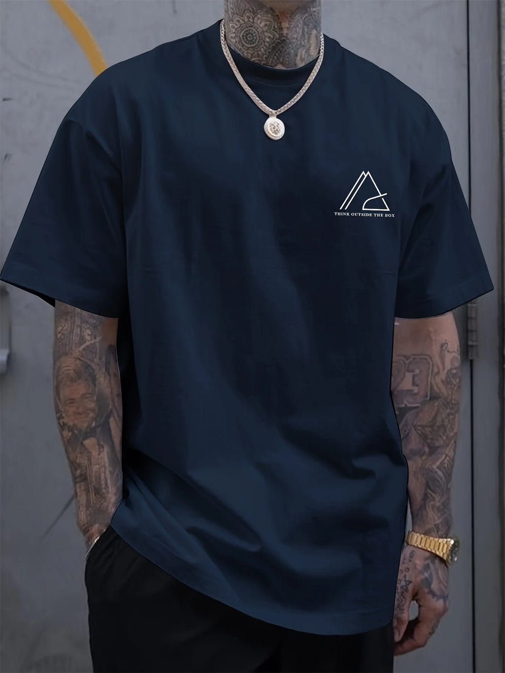 تيشيرت صيفي رجالي مريح وعملي، مصنوع من القطن الخالص 100%، بمقاسات واسعة، مطبوع عليه حروف هندسية، بياقة دائرية وأكمام قصيرة.