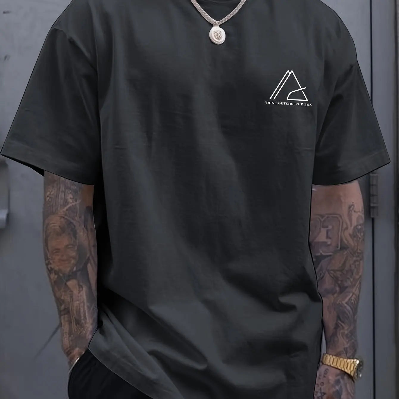 تيشيرت صيفي رجالي مريح وعملي، مصنوع من القطن الخالص 100%، بمقاسات واسعة، مطبوع عليه حروف هندسية، بياقة دائرية وأكمام قصيرة.