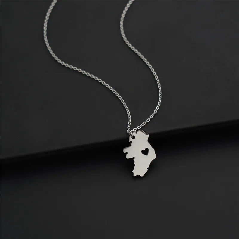 قلادة نسائية على شكل خريطة أيرلندا الوطنية المجوفة على شكل قلب