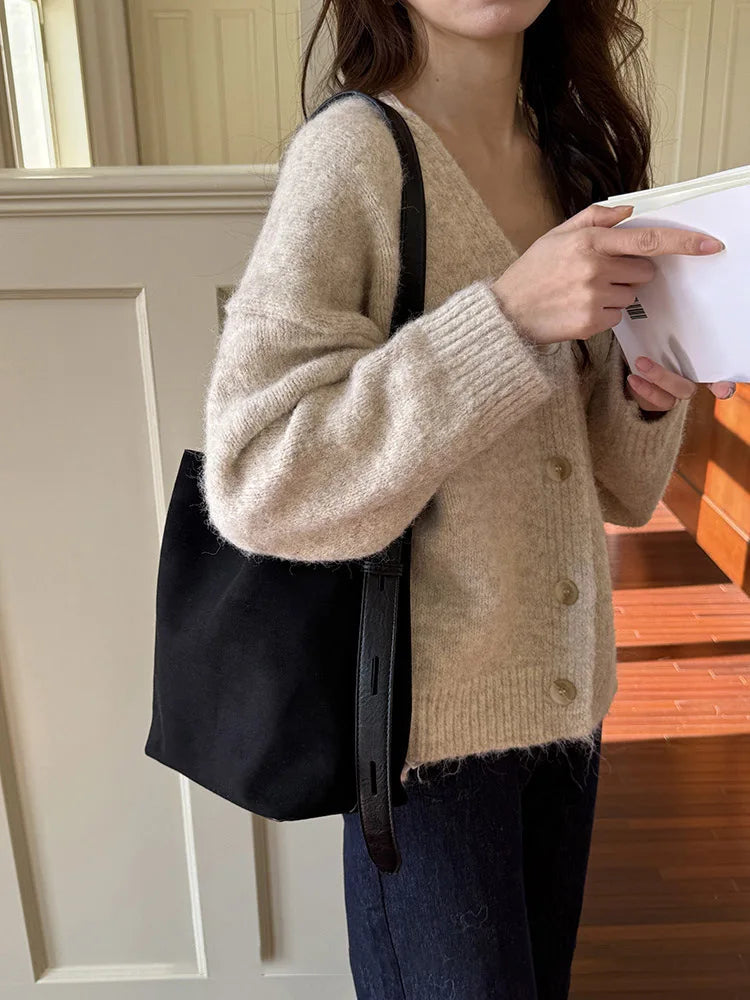 حقيبة كروس بودي من جلد الغزال بتصميم كلاسيكي جديد لخريف/شتاء 2025، حقيبة كتف كبيرة السعة، حقيبة أنيقة للتنقل اليومي للنساء