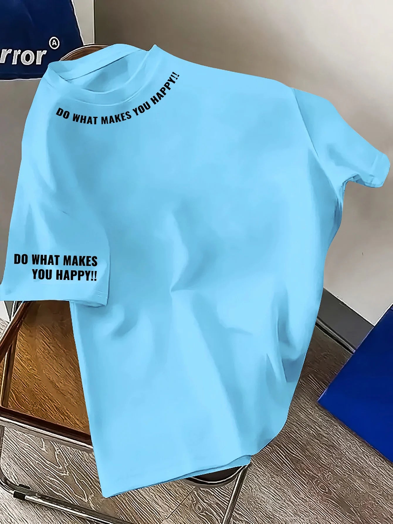 تيشيرت رجالي صيفي عصري مصنوع من القطن الخالص 100%، بتصميم فضفاض وطبعة هندسية، وياقة دائرية وأكمام قصيرة.