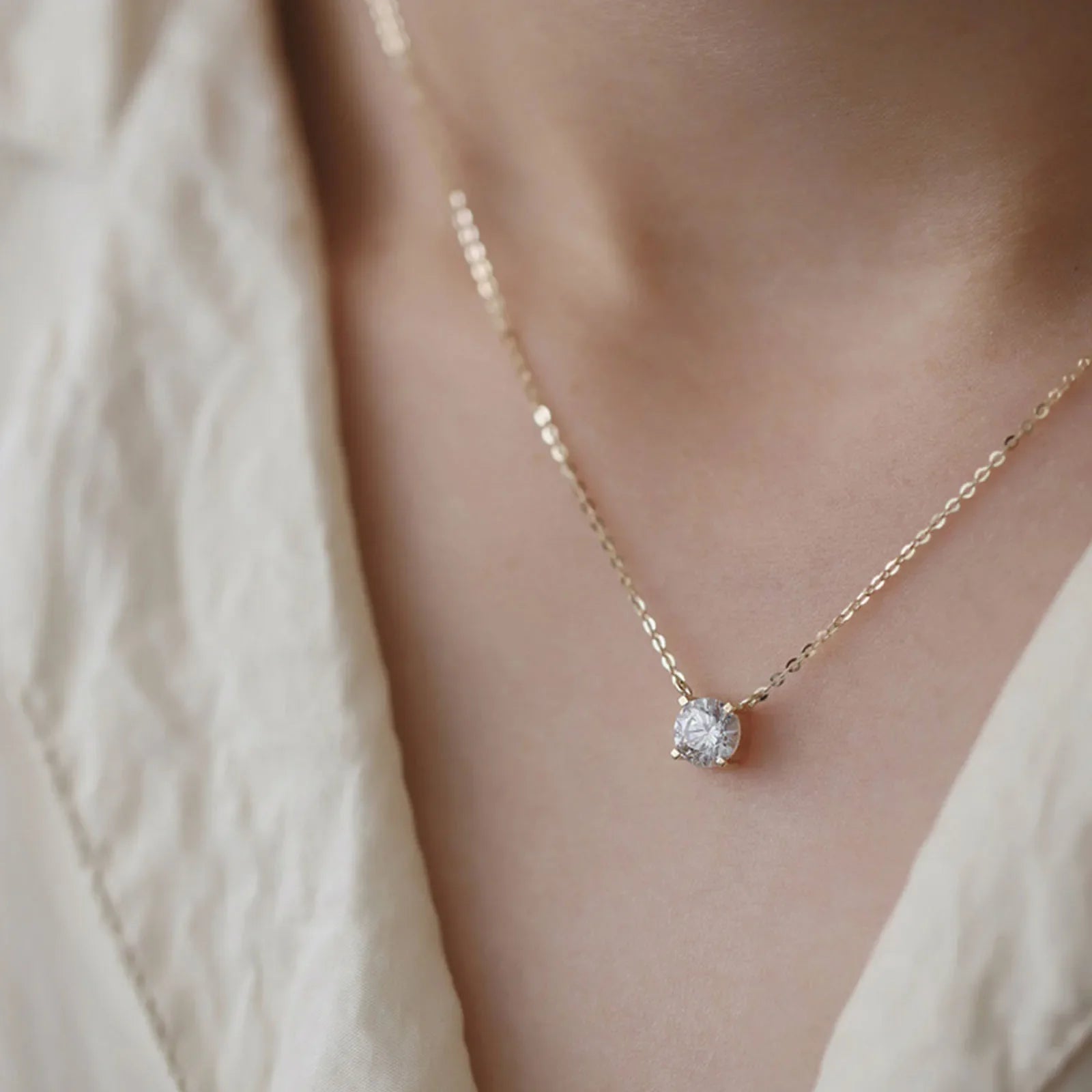 قلادة من الفضة الإسترلينية عيار 925 مطلية بالذهب عيار 18 قيراطًا متعددة الاستخدامات بسلسلة ترقوة واحدة من الزركون اللامع للنساء مجوهرات الزفاف