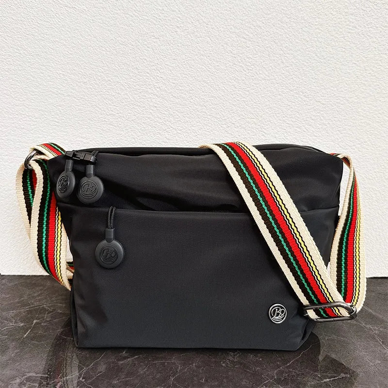 حقيبة كروسبودي نسائية من النايلون فائق الخفة، بحزام عريض قابل للتعديل، وخفيفة الوزن، مزودة بسحاب إغلاق، حقيبة أنيقة للمراسلة