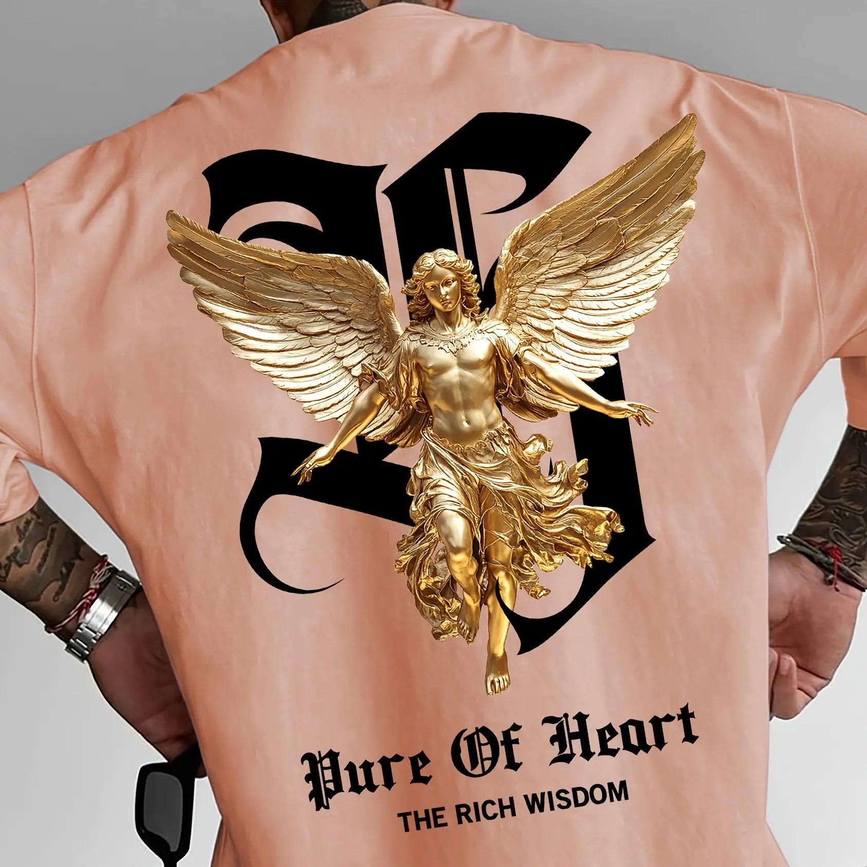 تيشيرت رجالي صيفي عصري مصنوع من القطن الخالص 100%، بتصميم فضفاض وطبعة حروف ونقشة ملاك، وياقة دائرية وأكمام قصيرة.