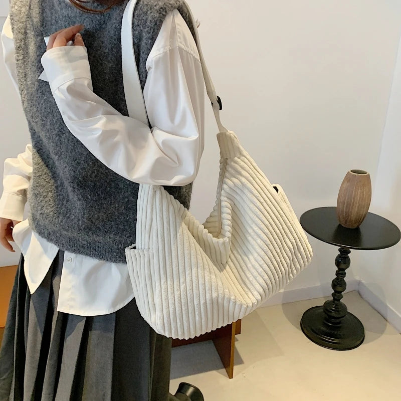 حقيبة كتف نسائية أنيقة من قماش مخملي ناعم بلون سادة، حقيبة كتف نسائية كبيرة الحجم بسحاب، حقيبة كروس بودي للتنقل والنزهات