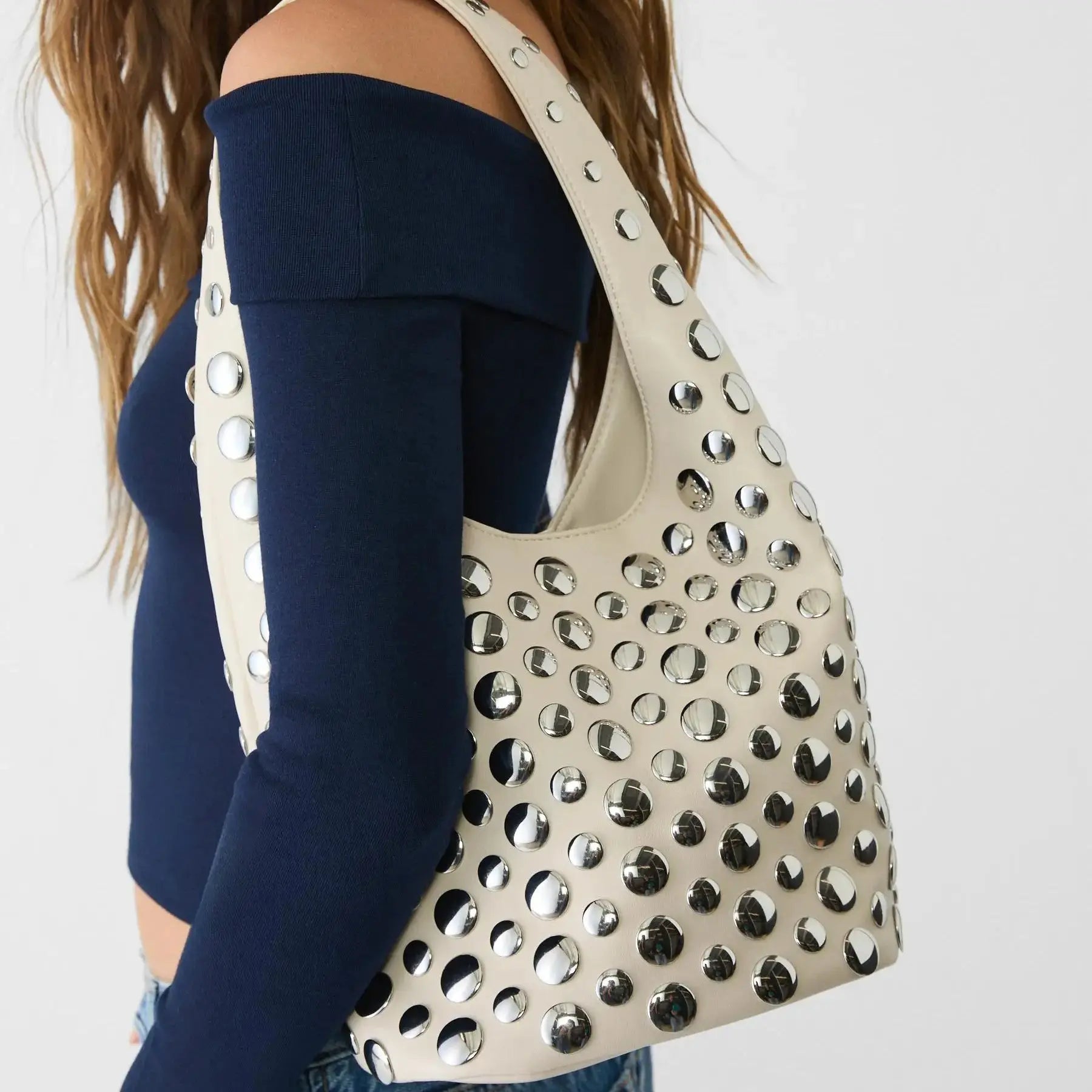 حقيبة دلو فاخرة بتصميم بانك مزينة بمسامير دائرية مزدوجة الوجه، حقيبة كتف أنيقة للسيدات ذات سعة كبيرة