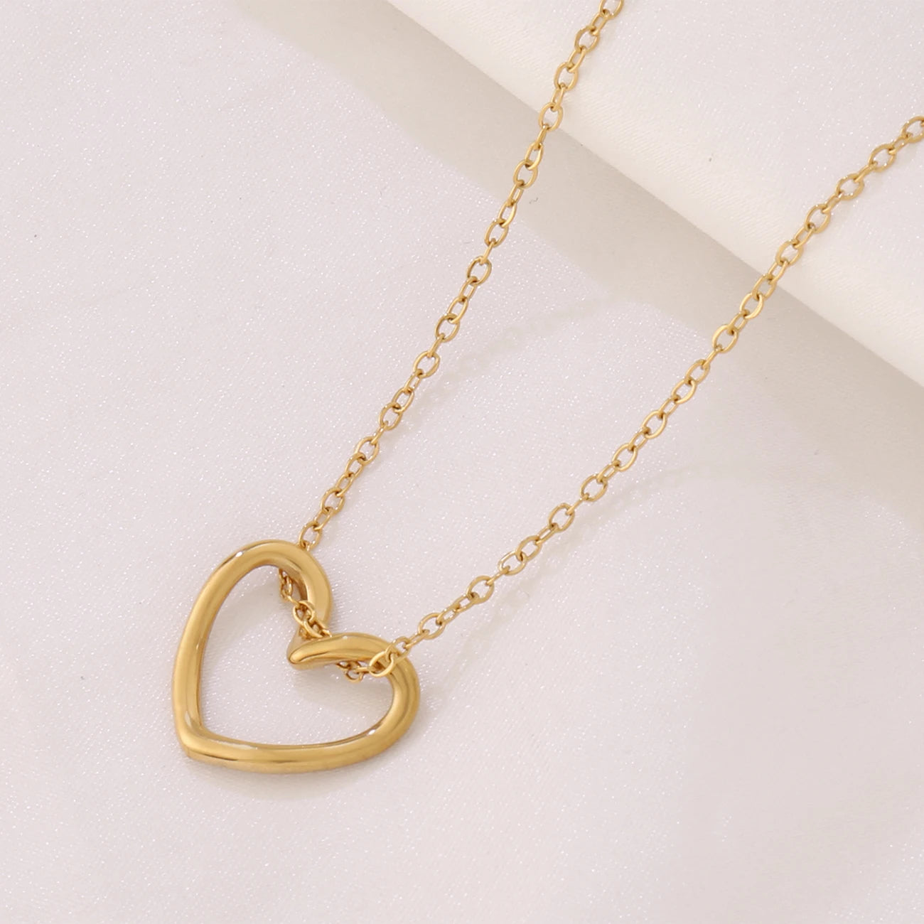 New Simple Stainless Steel Hollow Twist Love Heart Pendant Necklace for Women Girls Fashion Chain Necklaces Party Jewelry Gifts