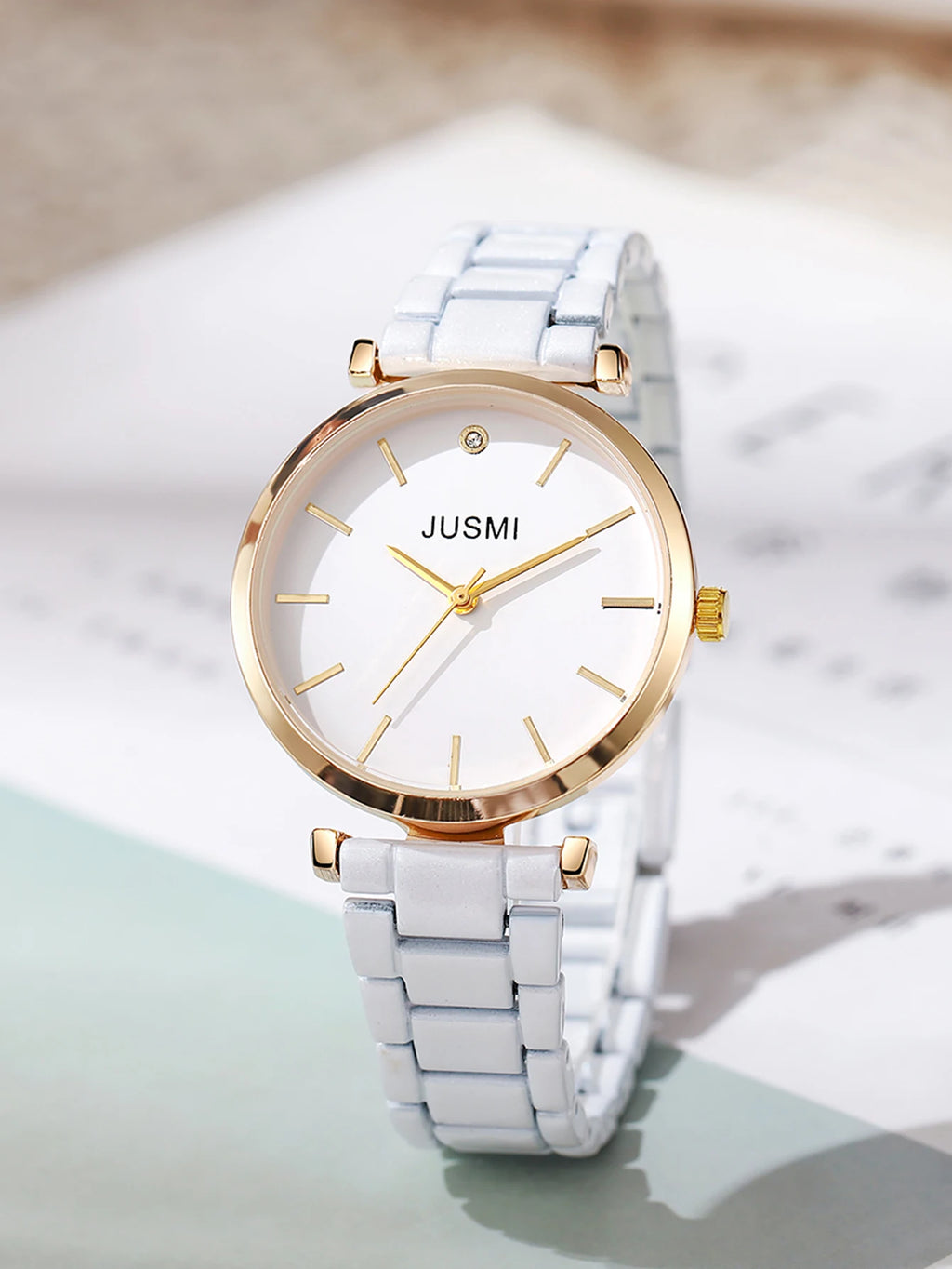 ساعة يد نسائية أنيقة مصنوعة من السيليكون بتصميم مستوحى من الخيزران، مزودة بميناء على شكل قضيب، وهي مناسبة كهدية عيد ميلاد، أو هدية ذكرى زواج، أو للاستخدام اليومي.