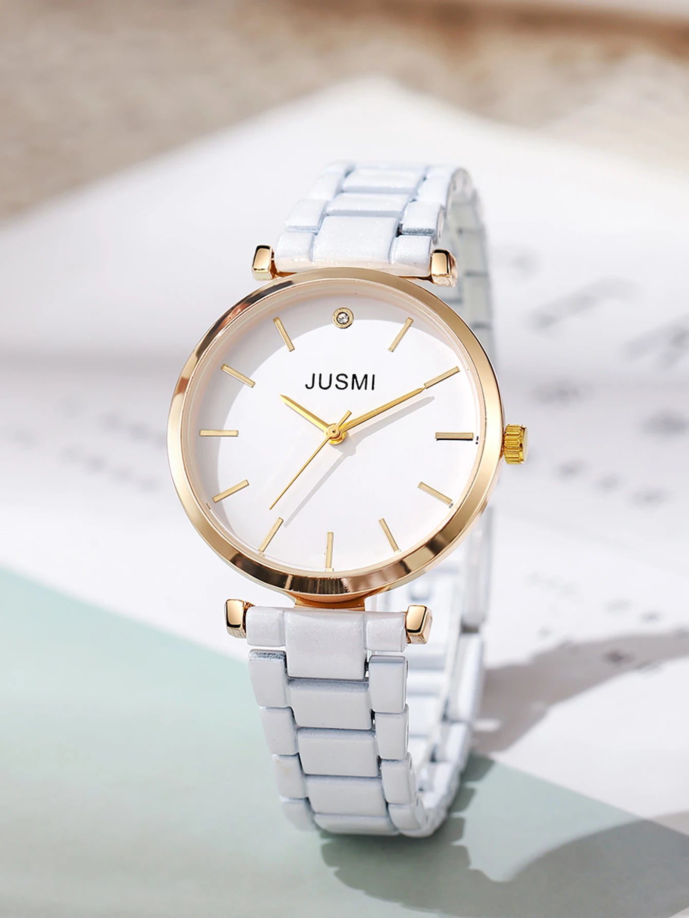 ساعة يد نسائية أنيقة مصنوعة من السيليكون بتصميم مستوحى من الخيزران، مزودة بميناء على شكل قضيب، وهي مناسبة كهدية عيد ميلاد، أو هدية ذكرى زواج، أو للاستخدام اليومي.