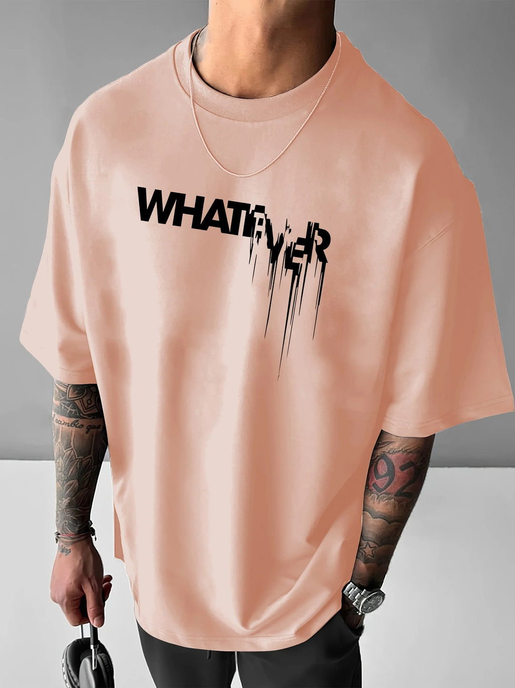 تيشيرت رجالي صيفي فضفاض مصنوع من القطن الخالص 100%، مطبوع عليه حروف WHATEVER، مريح وعملي، بياقة دائرية وأكمام قصيرة.