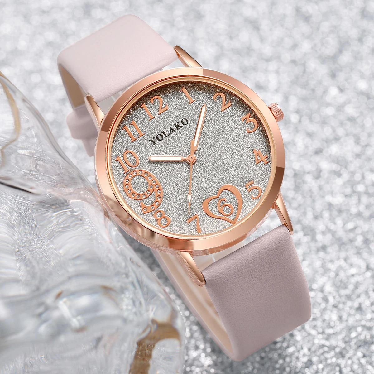 طقم مكون من 4 قطع: ساعة كوارتز نسائية أنيقة بسوار جلدي ومجوهرات على شكل قلب