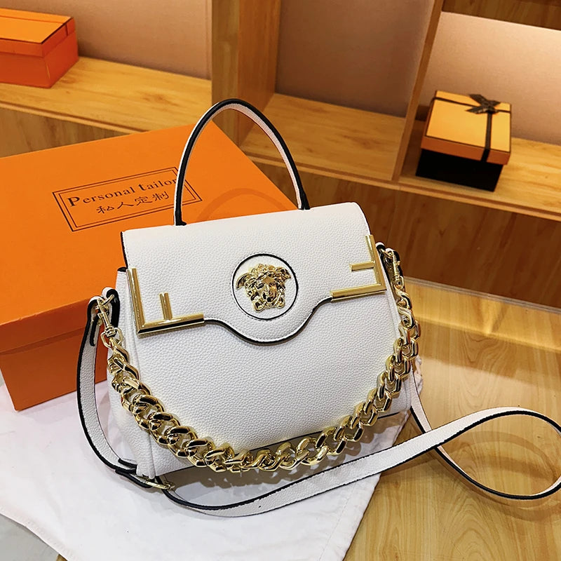 حقيبة يد أنيقة فاخرة مستوحاة من ميدوسا مصنوعة من الجلد الصناعي بسعة كبيرة مزودة بسلسلة مغناطيسية وحزام قابل للتعديل وحقيبة كروس بودي للاستخدام اليومي