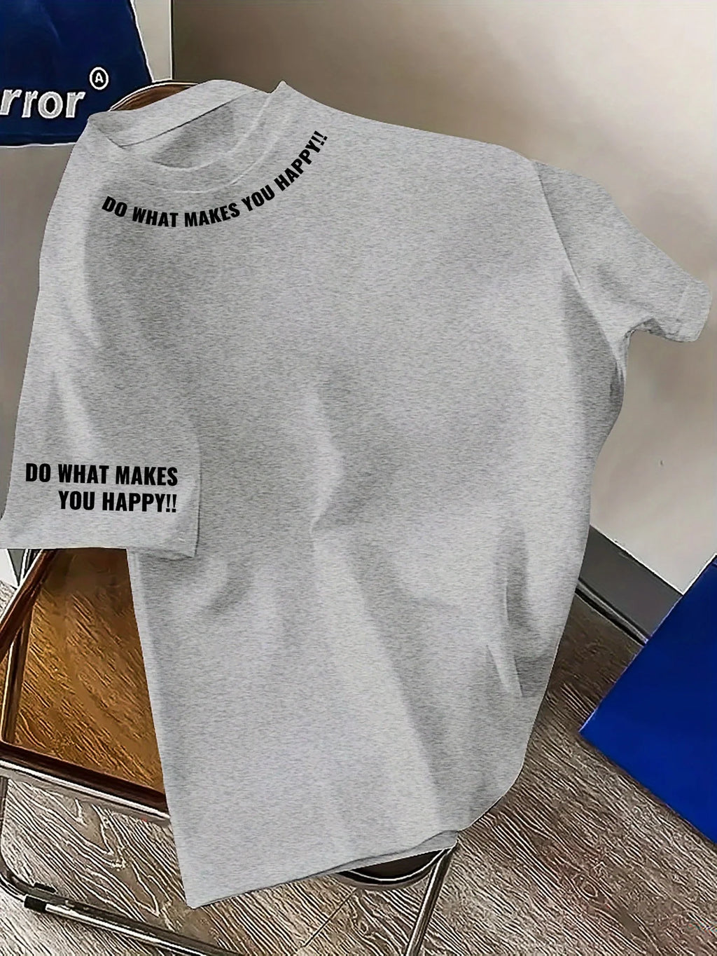 تيشيرت رجالي صيفي عصري مصنوع من القطن الخالص 100%، بتصميم فضفاض وطبعة هندسية، وياقة دائرية وأكمام قصيرة.