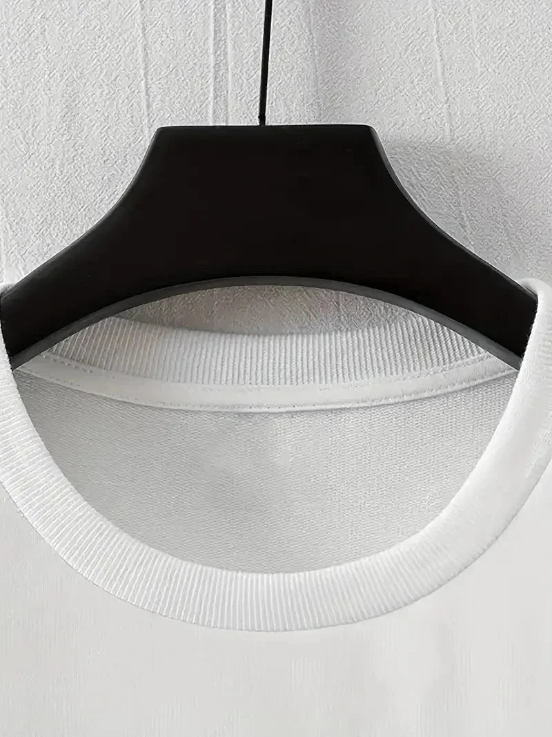 تيشيرت رجالي صيفي عصري مصنوع من القطن الخالص 100%، بتصميم فضفاض وطبعة حروف ونقشة ملاك، وياقة دائرية وأكمام قصيرة.