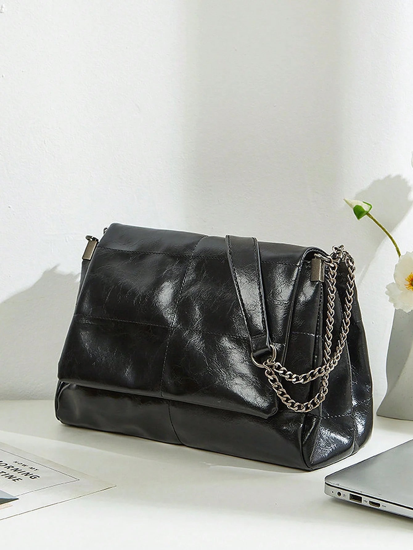 حقيبة كتف سلسلة جديدة لعام 2025 بسعة كبيرة، حقيبة نسائية عصرية وعادية للتنقل اليومي، حقيبة بريد بغطاء قلاب