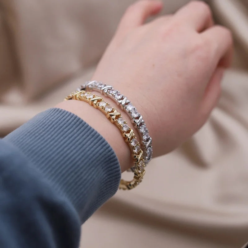 2024 تصميم جديد فرنسي مجوهرات الأزياء مطلية بلونين الزركون حرف X سوار افتتاحي أنيق للنساء إكسسوارات العمل اليومية