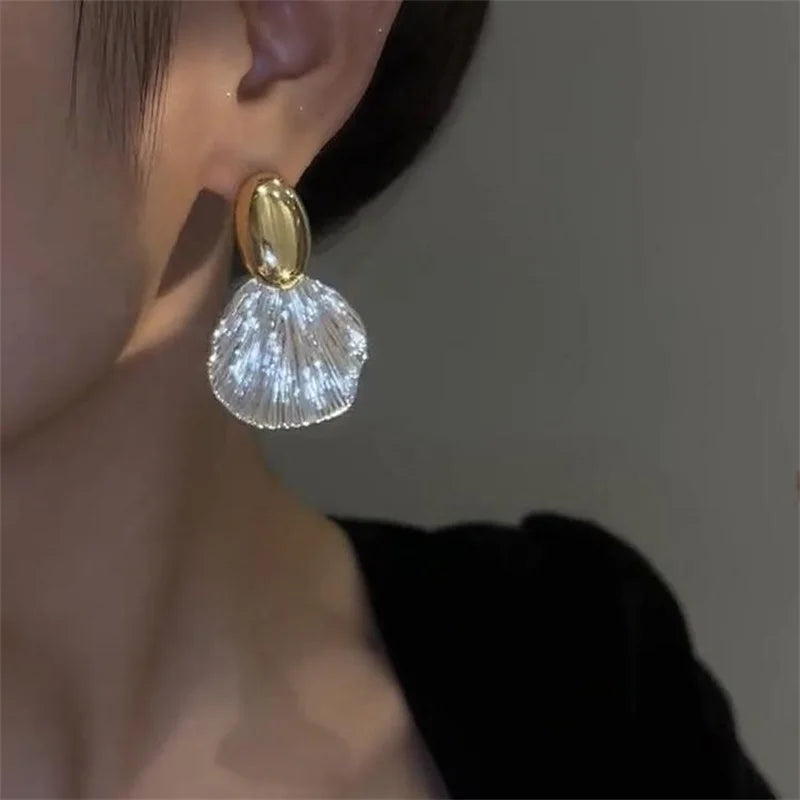 أقراط صدفية كبيرة معدنية فضية اللون بتصميم عتيق جديد لعام 2023، مناسبة للنساء، بتصميم عصري وهندسة هندسية، متوفرة بالجملة.