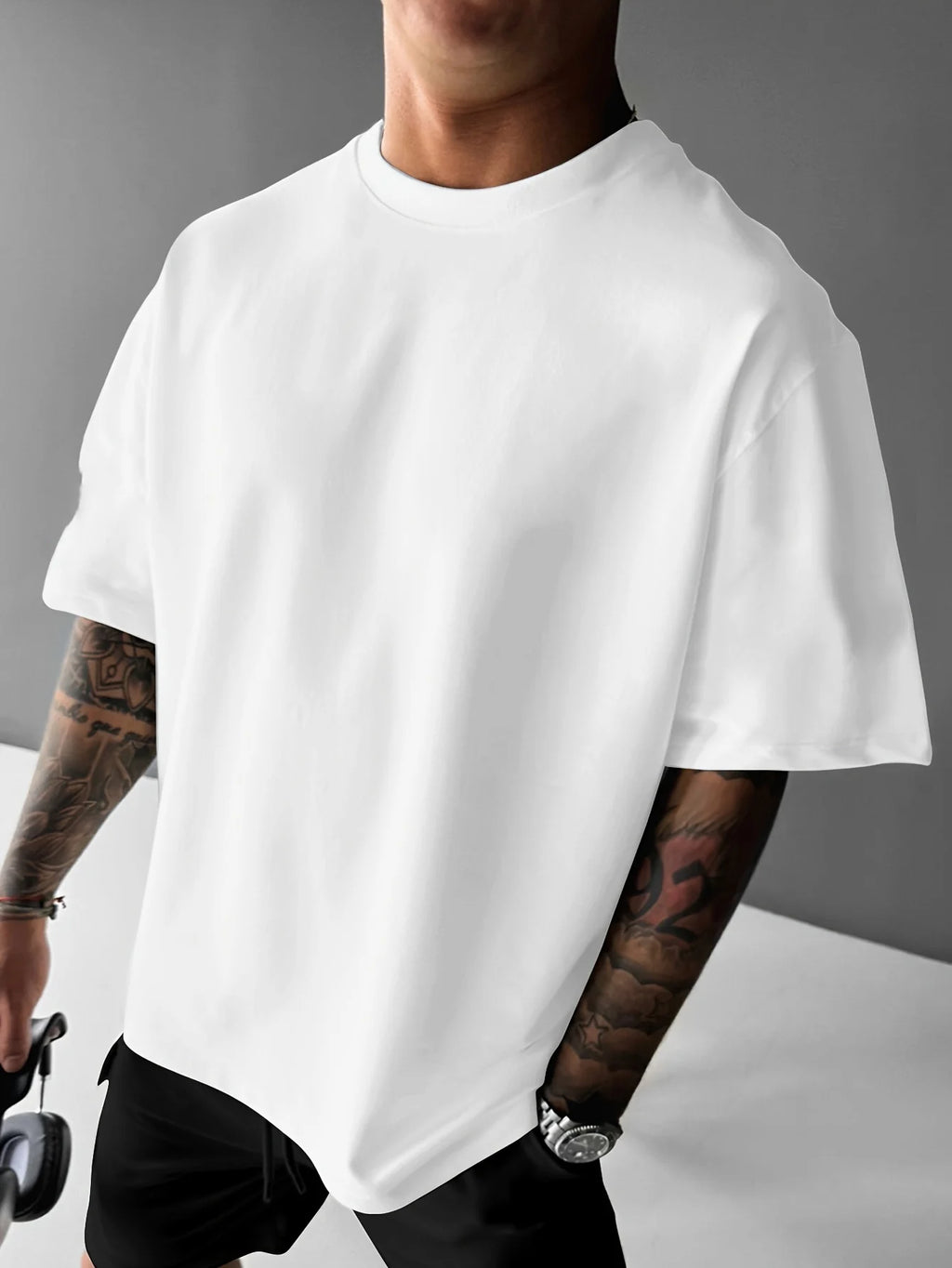 تيشيرت رجالي صيفي عصري فضفاض مطبوع عليه عبارة "لا تستسلم أبدًا" مصنوع من القطن الخالص 100%، بياقة دائرية وأكمام قصيرة.