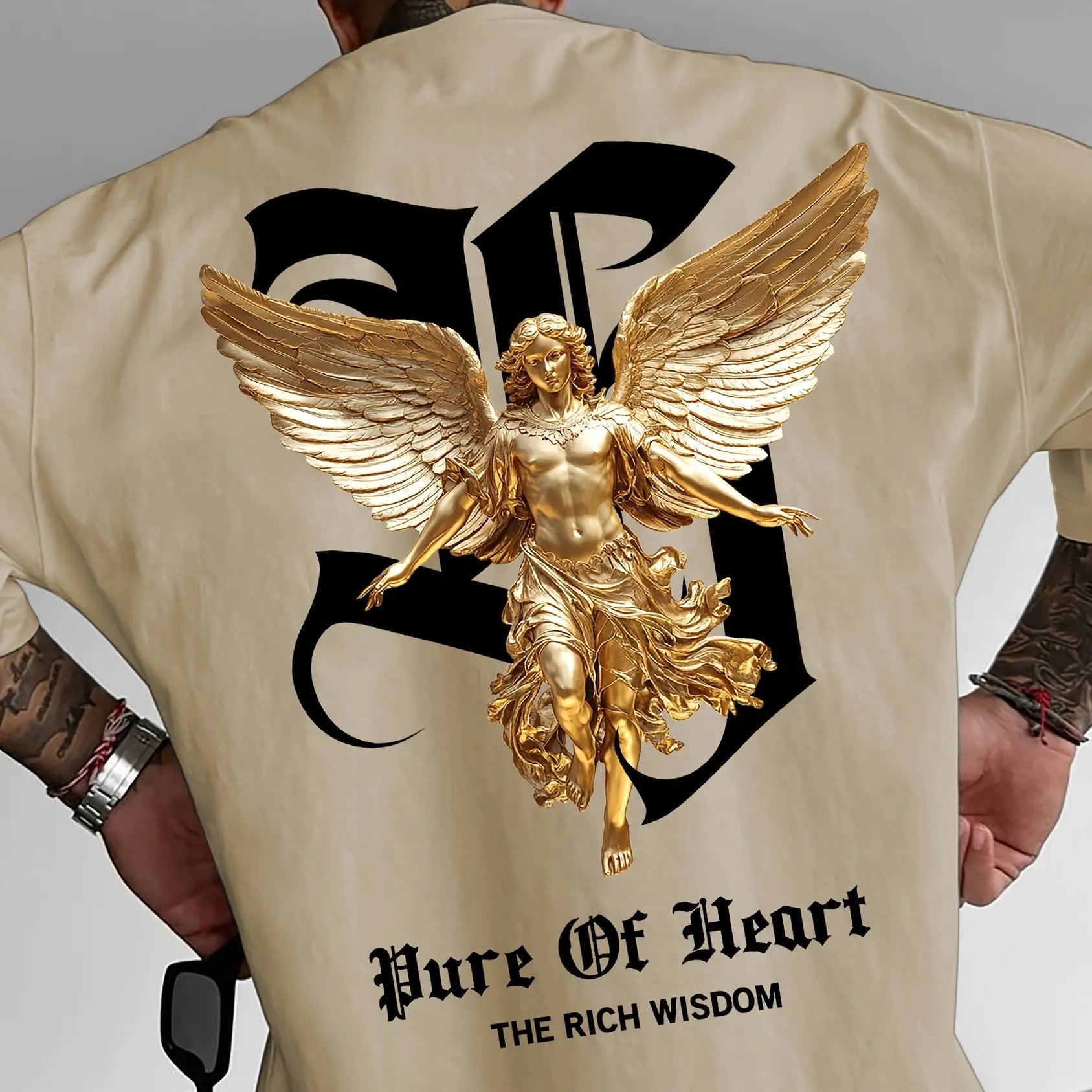 تيشيرت رجالي صيفي عصري مصنوع من القطن الخالص 100%، بتصميم فضفاض وطبعة حروف ونقشة ملاك، وياقة دائرية وأكمام قصيرة.