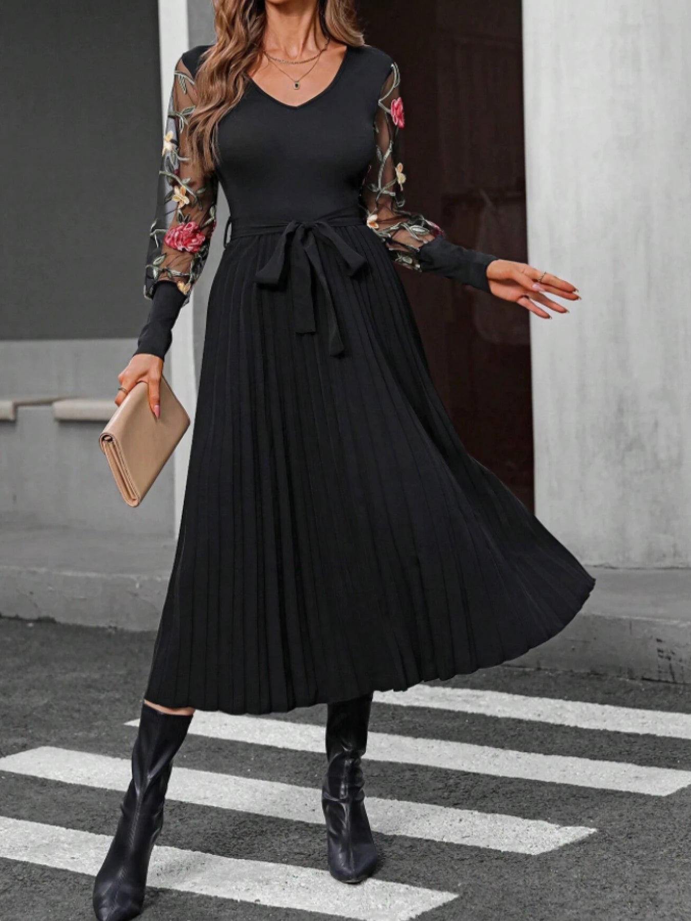 A women's black V-neck mesh embroidered sleeves waist tie pleated large swing dress elegant retro style slim long skirt