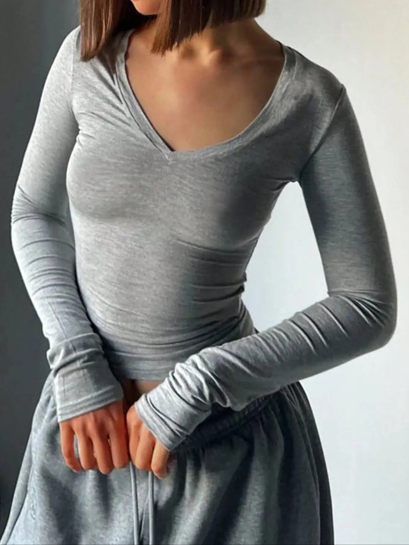 تيشيرت نسائي بأكمام طويلة، ضيق، بياقة على شكل حرف V، عصري، مطاطي، مثير، لون موحد، ملابس رياضية رمادية، موضة Y2K، تصميم عصري.