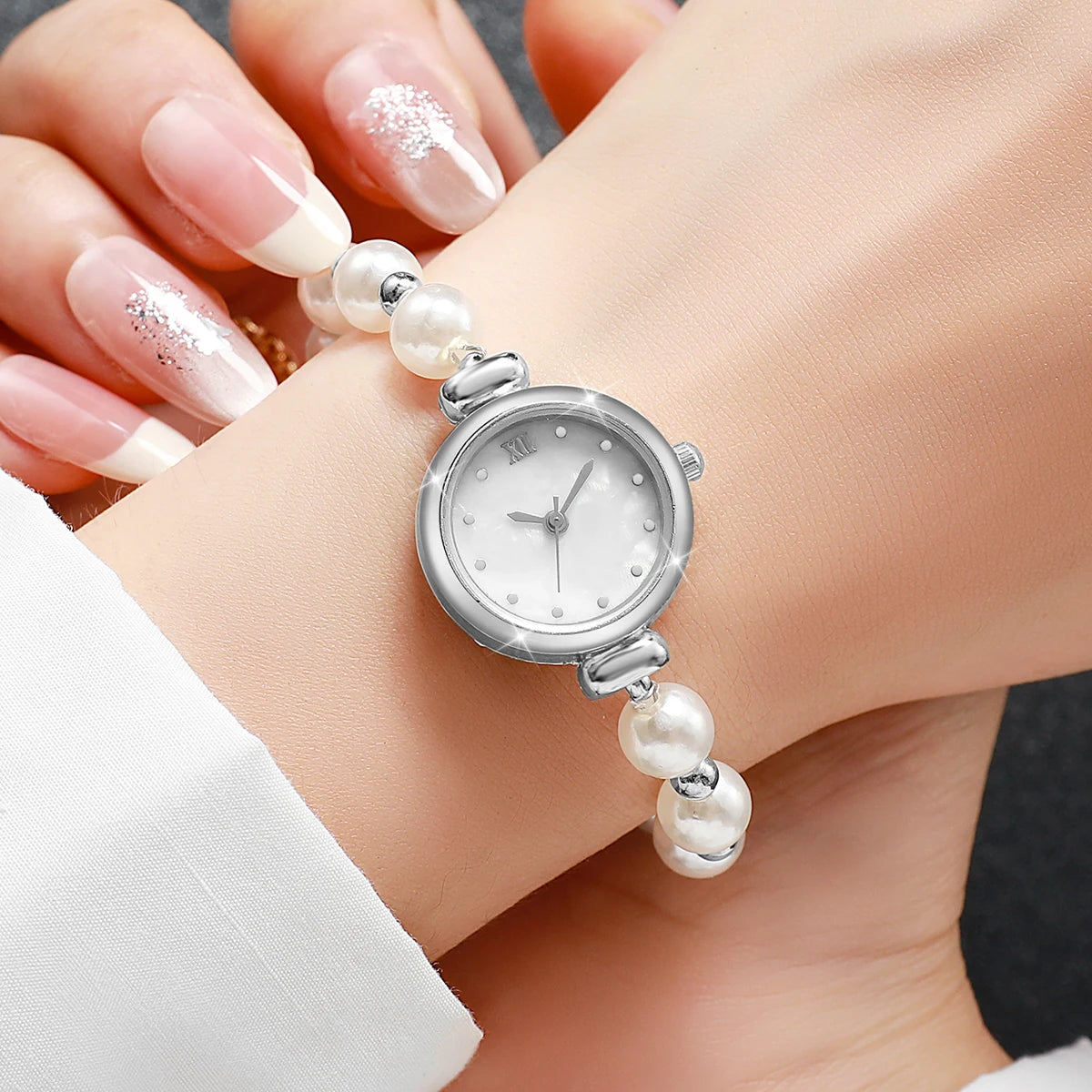 ساعة يد نسائية كوارتز أنيقة بمينا روما صغير وسوار من اللؤلؤ، مناسبة للسيدات (بدون علبة)