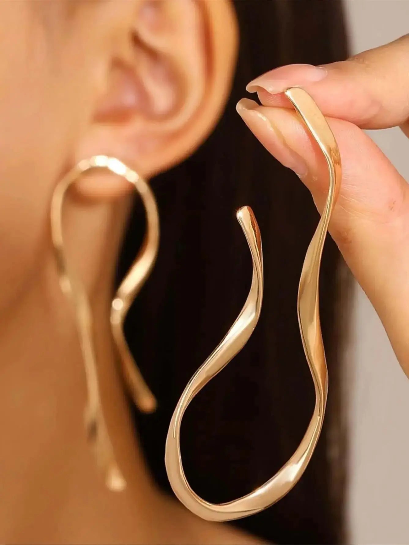 زوج واحد من الأقراط الخطية غير المتماثلة ذات التصميم البسيط المبالغ فيه - أقراط نسائية من سبيكة معدنية ملتوية بتصميم عتيق