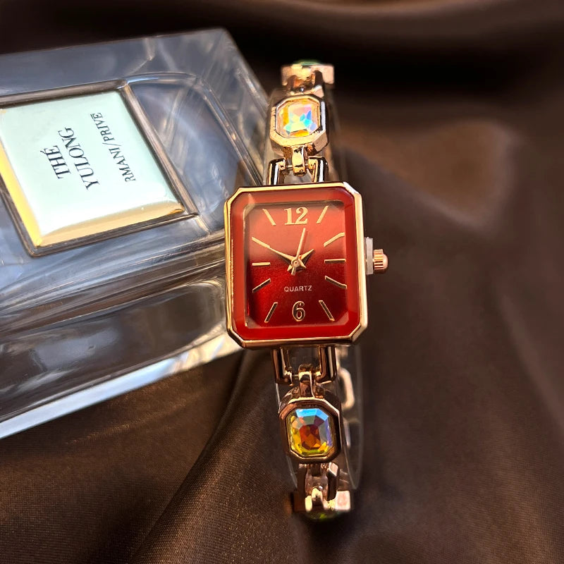 ساعة نسائية أنيقة ذات علبة مستطيلة رائعة وسوار مرصع بالألماس الملون، تعمل بالكوارتز، مناسبة للارتداء اليومي.