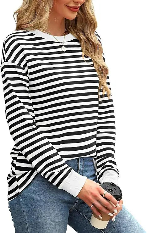 تيشيرت نسائي مخطط بأكمام طويلة وياقة دائرية، بتصميم عصري بألوان متداخلة، مناسب لفصل الربيع 2025، مثالي للارتداء اليومي والجامعة.