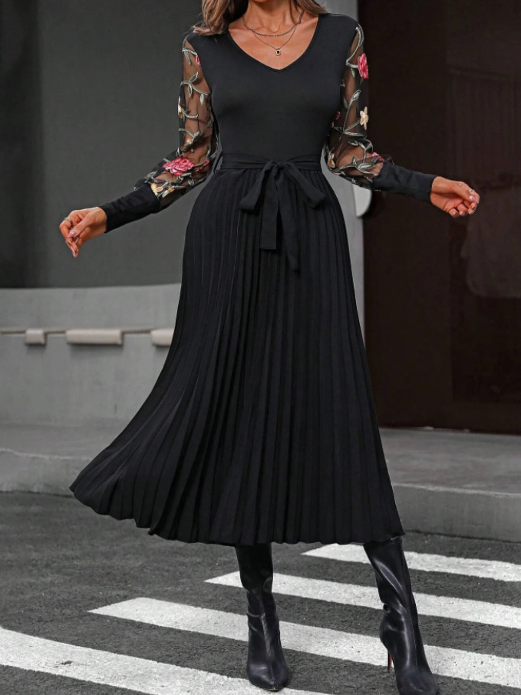 A women's black V-neck mesh embroidered sleeves waist tie pleated large swing dress elegant retro style slim long skirt