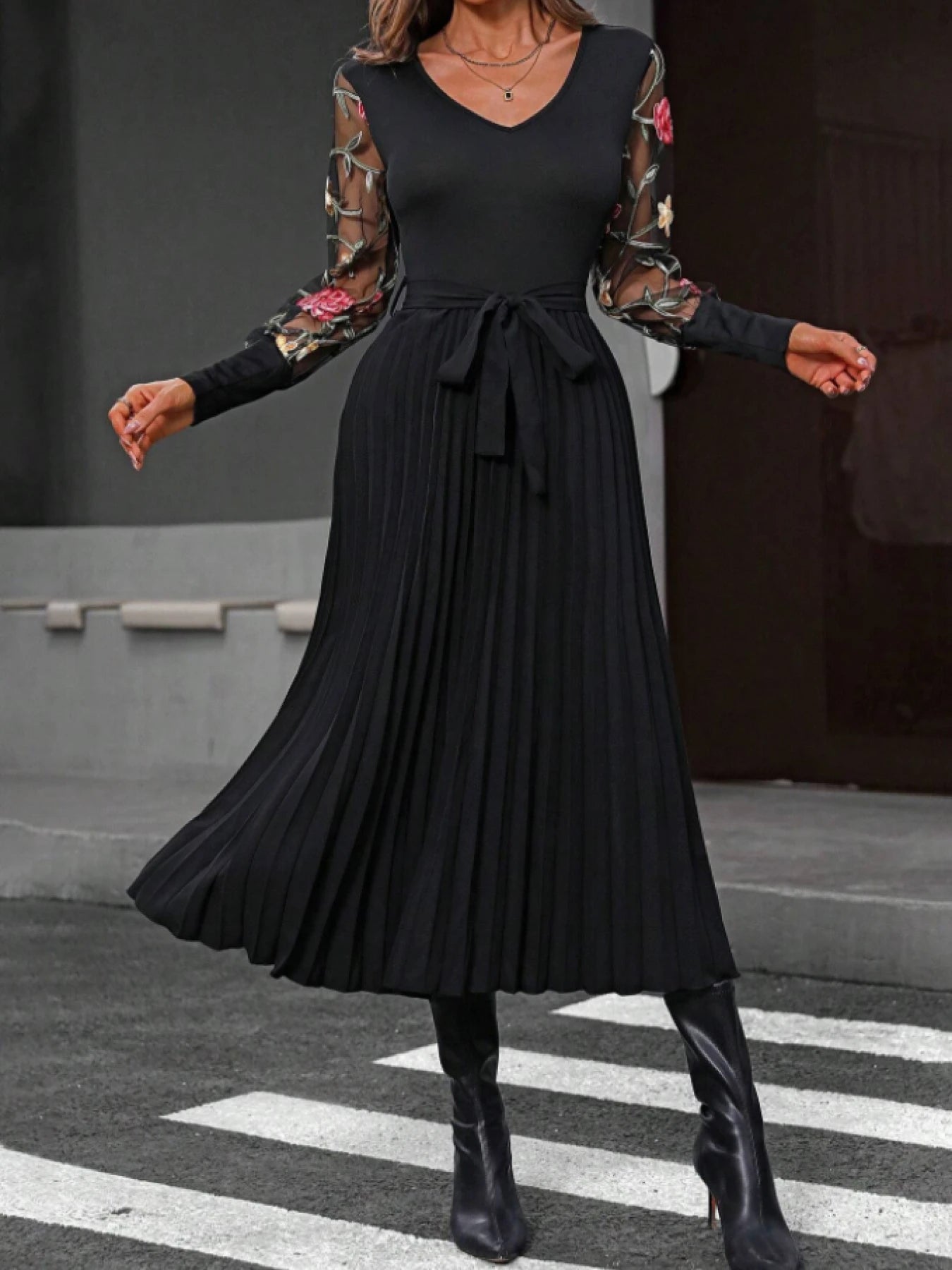 A women's black V-neck mesh embroidered sleeves waist tie pleated large swing dress elegant retro style slim long skirt