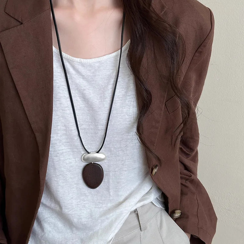 قلادة نسائية عتيقة من الخشب البيضاوي من FTCY بتصميم بسيط غير لامع من المعدن قابلة للتعديل وحبل من الجلد وسلسلة من المجوهرات